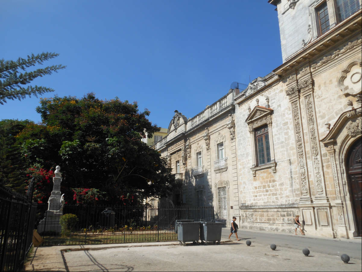 Parque Carlos J. Finlay dedicado al científico cubano. Al frente la Iglesia de San Agustín, al lado la antigua Academia de Ciencias Médicas Parque Carlos J. Finlay dedicado al científico cubano. Al frente la Iglesia de San Agustín, al lado la antigua Academia de Ciencias Médicas