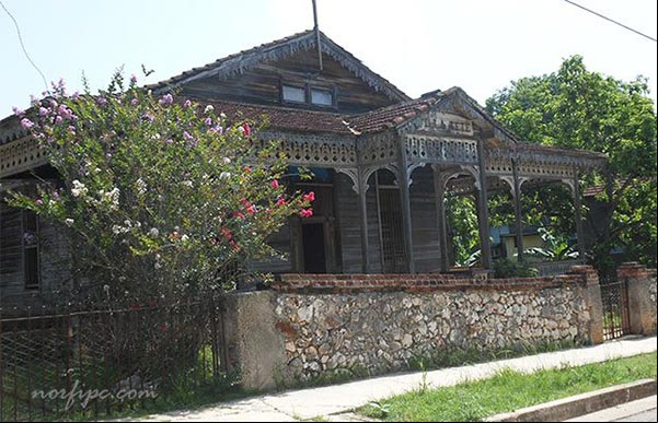 Antigua vivienda de madera en San Miguel de los Baños Antigua vivienda de madera en San Miguel de los Baños