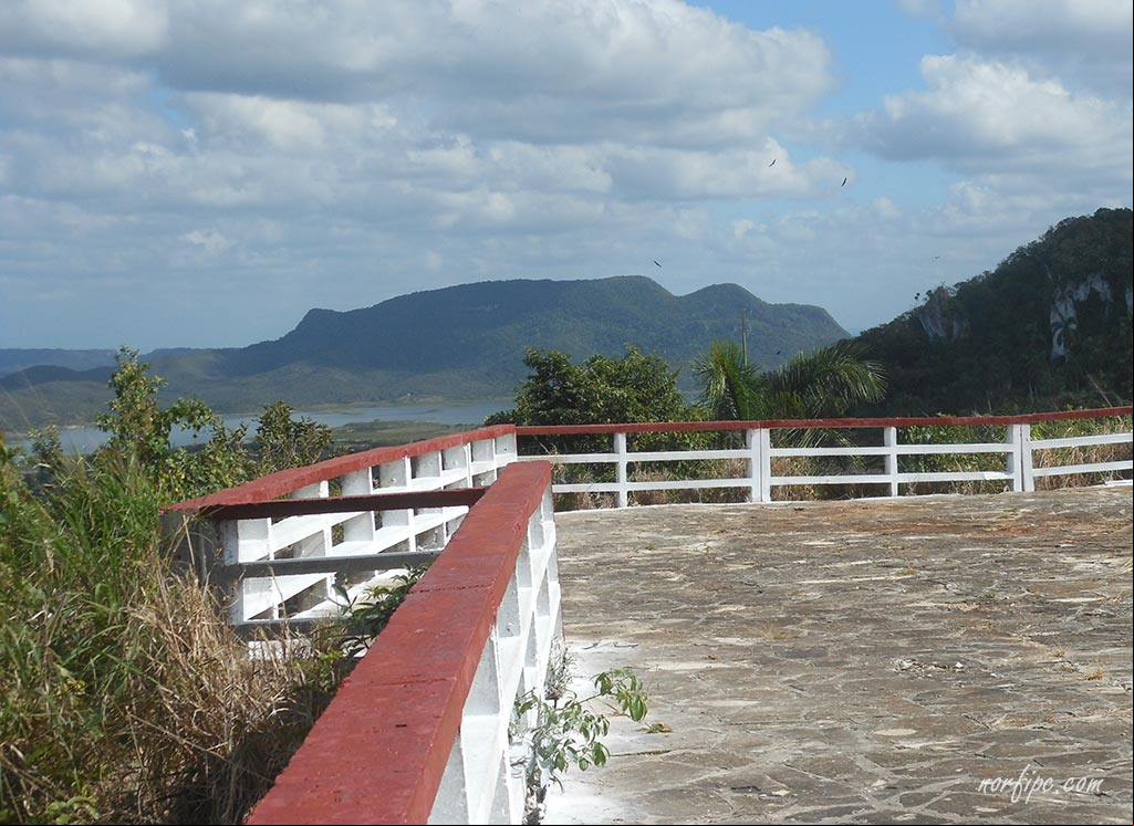 Mirador situado en la cumbre de las elevaciones de la Sierra de Camarones. Al fondo se divisa el Pan de Matanzas y la presa Caunavaco Mirador situado en la cumbre de las elevaciones de la Sierra de Camarones