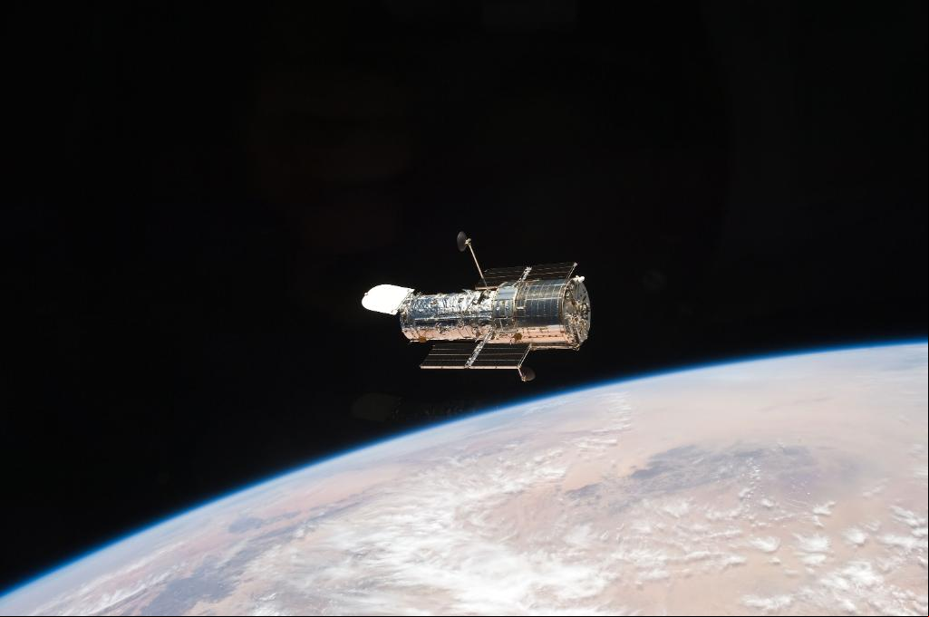 El Telescopio Espacial Hubble (HST) orbitando sobre la Tierra El Telescopio Espacial Hubble (HST)